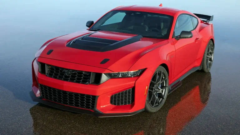 2027 Ford Mustang Dark Horse SC red muscle car with hood vents, black wheels and rear wing UHD wallpaper